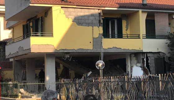 Giugliano, gli sfollati in albergo. Il Cardarelli: ‘Il ferito è gravissimo ma cosciente’