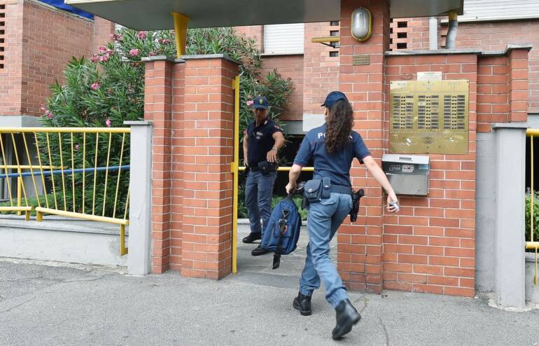 Uccide la moglie con la ‘sgorbia da falegname’: in carcere 65enne della provincia di Avellino
