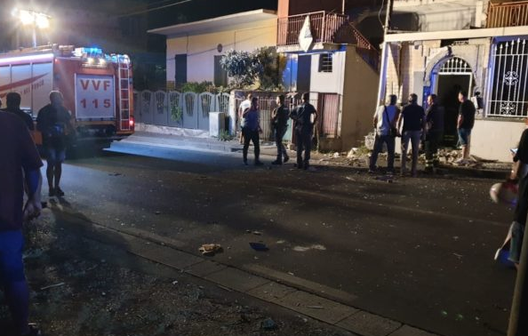 Fa scoppiare una bomba sotto la casa del padre per motivi economici: 4 auto distrutte, stabile inagibile e passante ferito: due arresti