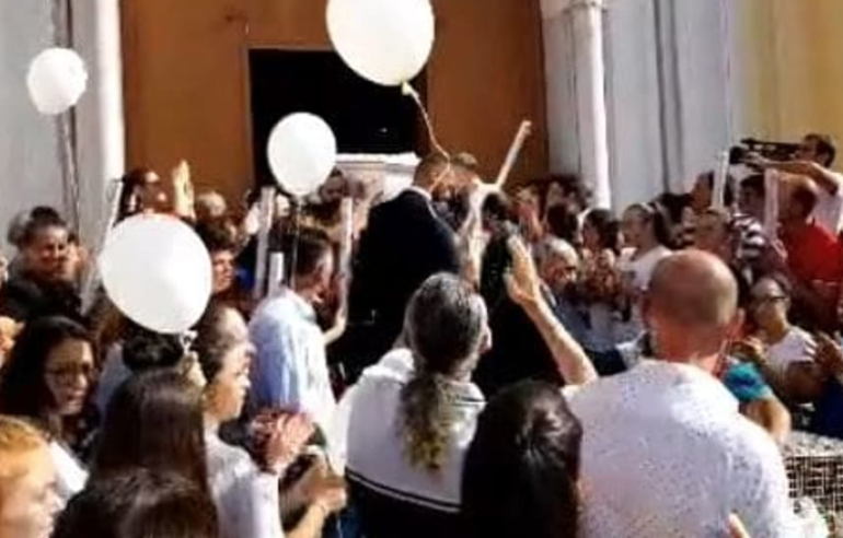 Lacrime al funerale del piccolo Davide. La commovente lettera della sua maestra