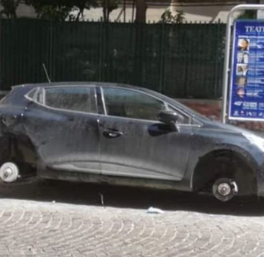 Napoli, razzia tra via Aniello Falcone e via Mattia Preti, rubati tutti i pneumatici dell’auto di una famiglia di turisti