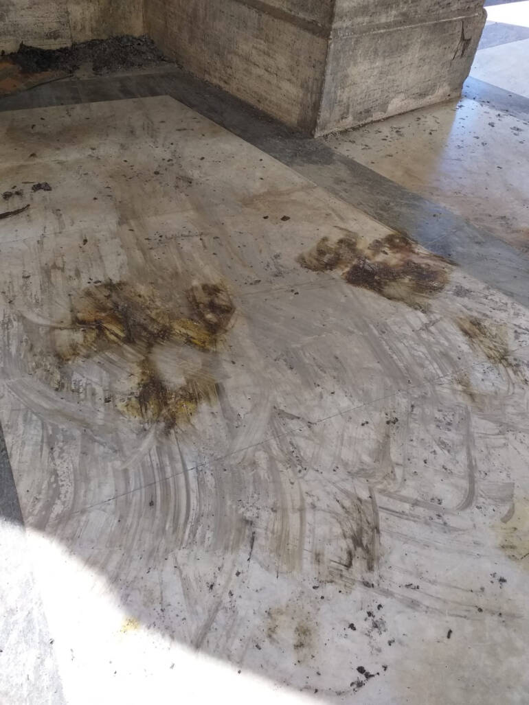Napoli, vergogna nella Galleria Umberto, bruciature sul pavimento in marmo e resti di un rogo. Verdi: ‘La galleria è terra di nessuno’