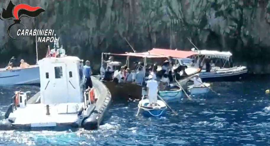 Capri: i carabinieri scoprono rifiuti sul fondale della Grotta Azzurra.IL VIDEO