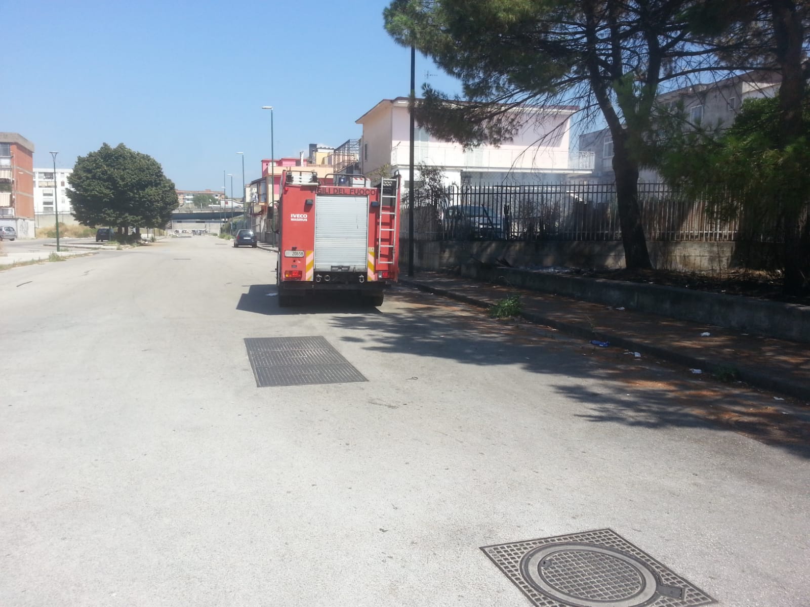 Napoli, ennesimo incendio di rifiuti a Ponticelli: cittadini costretti a chiudersi in casa