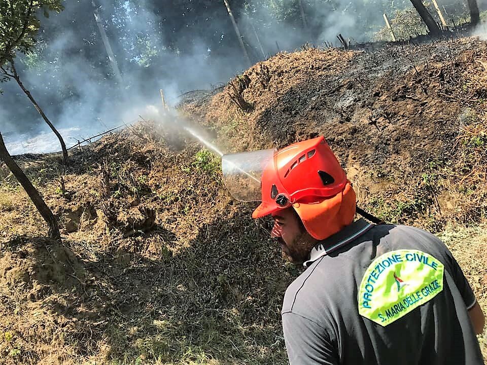 Fiamme lambiscono casa: famiglia salvata da Protezione Civile nel Salernitano