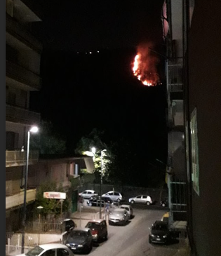 Napoli, ha continuato a bruciare nella notte la collina dei Camaldoli