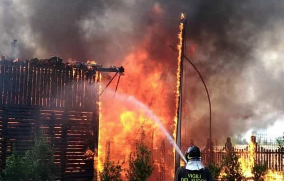 Inferno nella Masseria a Baia Felice, fiamme alte oltre 6 metri