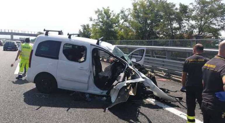 Padre e figlio morti nell’incidente in autostrada a Eboli, un altro figlio è grave