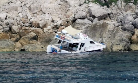 Paura a Lampedusa: affonda la barca di turisti: in 15 salvati da una manovra da manuale del capitano