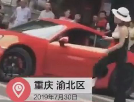 Cina, salta un capo della polizia: moglie in Porsche in un video virale