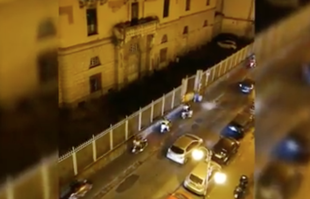 Castellammare, di corsa coi motorini sui marciapiedi: il video indigna il web