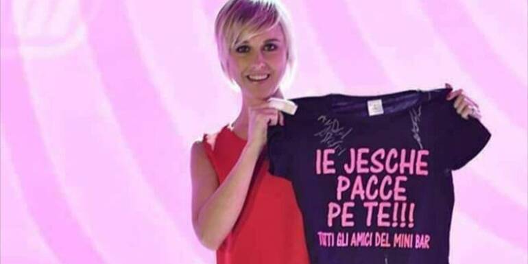 Al funerale di Nadia Toffa i ragazzi con la t-shirt ‘Esco pazzo per te’
