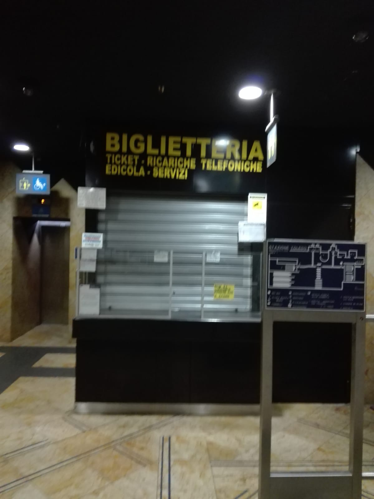 Napoli, la biglietteria Toledo chiusa per ferie e funziona solo una di quelle automatiche: caos e proteste dei viaggiatori