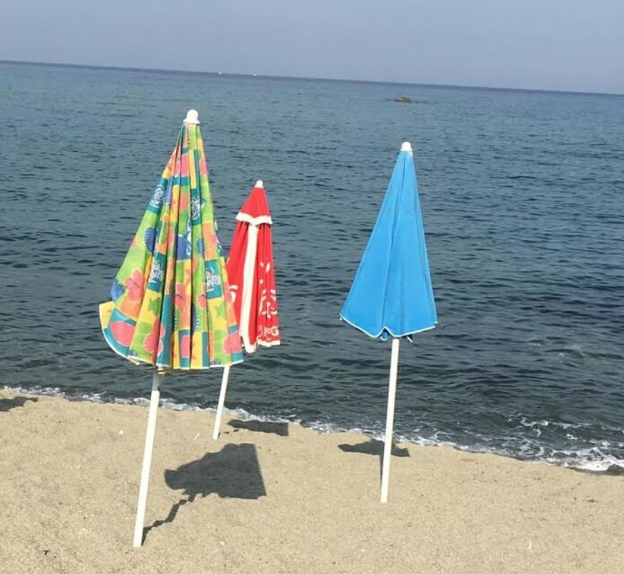 Ischia, posizionava ombrelloni e lettini a pagamento in prima fila sulla spiaggia libera: sequestrati
