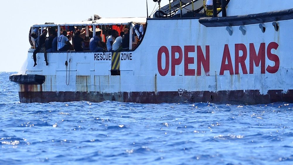 Arrivati a Lampedusa i 27 minori scesi dall’Open Arms: ora inizia l’ispezione a bordo