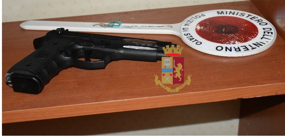 Napoli, la polizia ritrova una pistola in una casa disabitata a Forcella