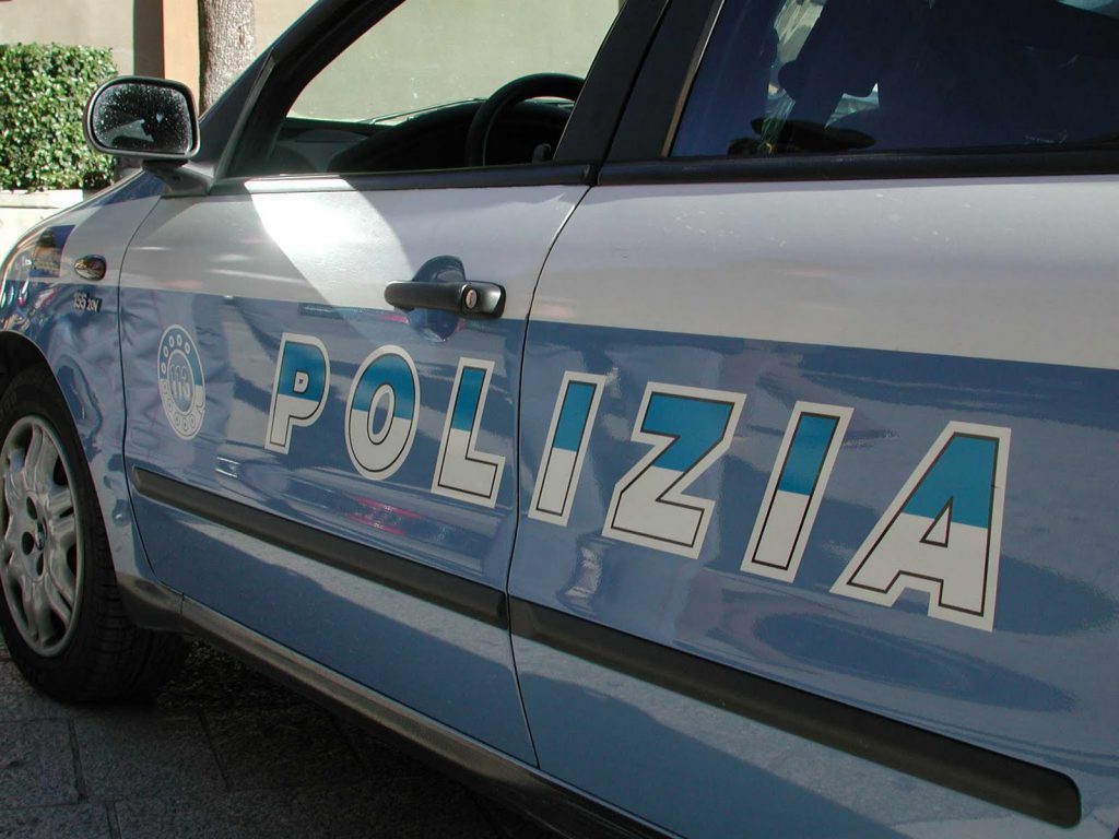 Napoli, due migranti arrestati in piazza Cavour dopo aver rapinato un uomo