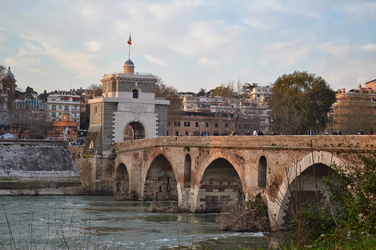 Roma: ragazzo tenta suicidio cercando di buttarsi nel Tevere a Ponte Milvio, salvato dai carabinieri
