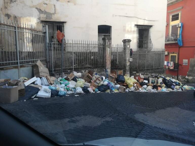 Spaccanapoli, una discarica a cielo aperto: la protesta dei Verdi
