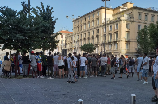 Napoli, mega rissa tra migranti in piazza Garibaldi: due feriti e un vigile urbano contuso