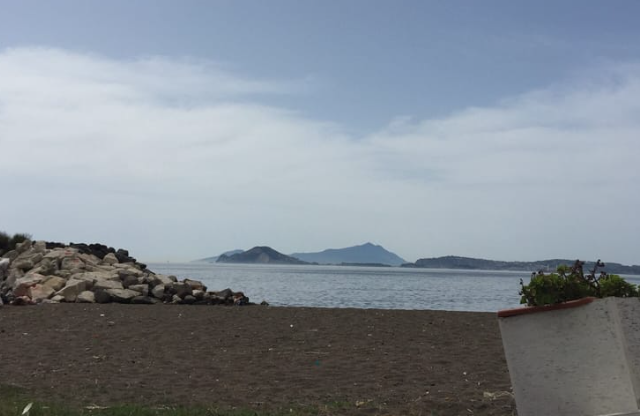 Napoli, giovane tenta il suicidio in mare alla rotonda Belvedere: salvato dalla polizia