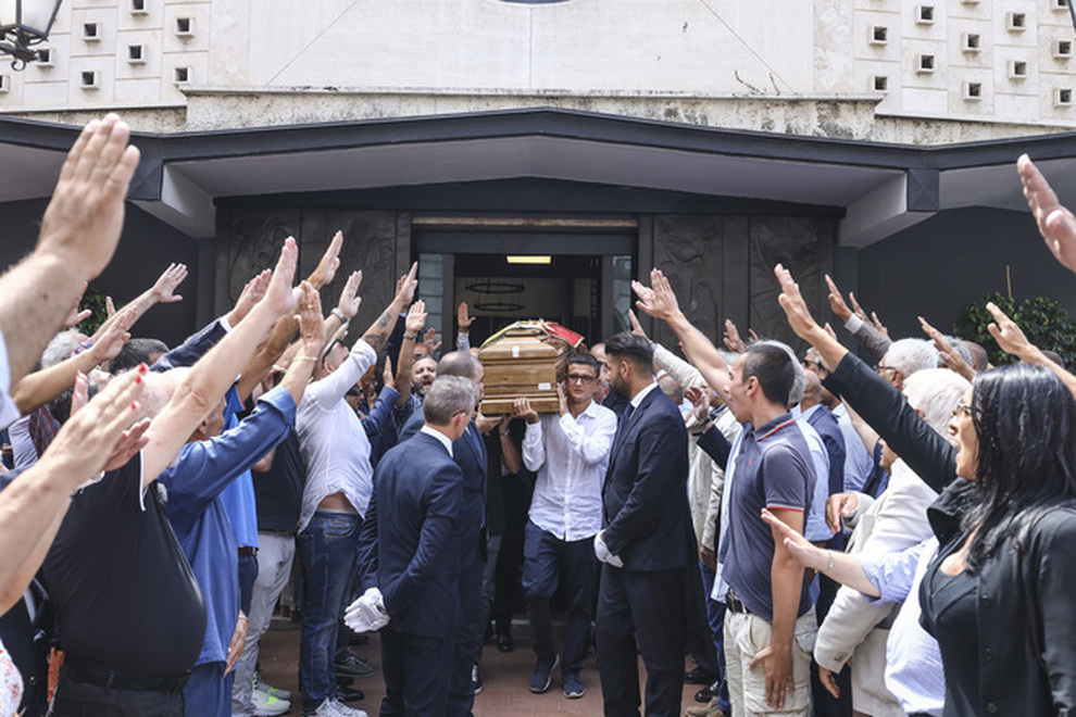 Napoli, il saluto fascista al funerale di Rastrelli scatena un vespaio di polemiche