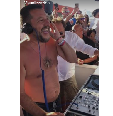 Salvini fa il dj a Papeete beach di Milano Marittima. IL VIDEO