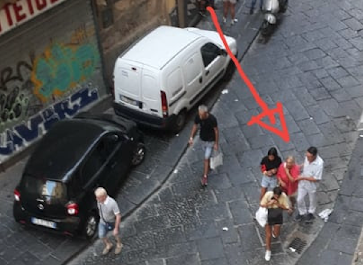 Napoli,  violento scippo alla Pignasecca: turista trascinata per diversi metri finisce in ospedale