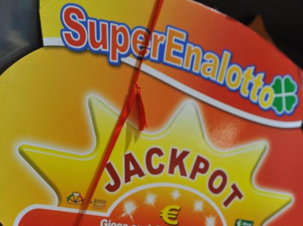 Manovra: aumento a scaglioni dal 12% al 23% e supertassa su jackpot SuperEnalotto o aumento dal 12% al 15% per vincite oltre 250 euro