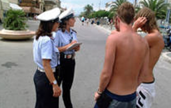 Passeggia a torso nudo per le strade di Agropoli: multa da 250 euro