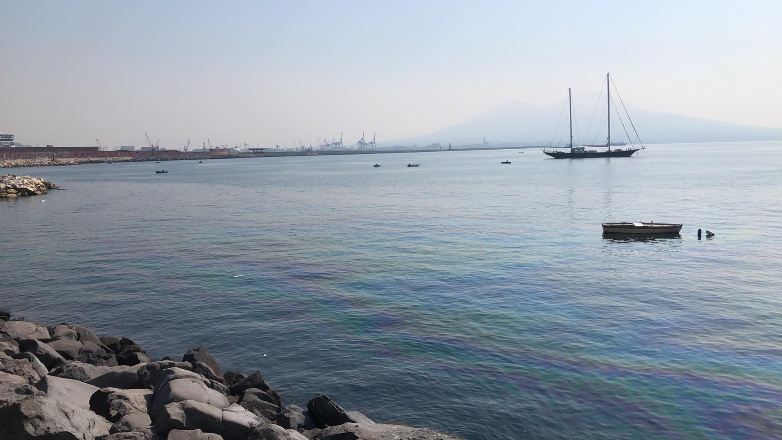 Napoli, macchia di benzina a pelo d’acqua nel tratto di mare antistante via Nazario Sauro