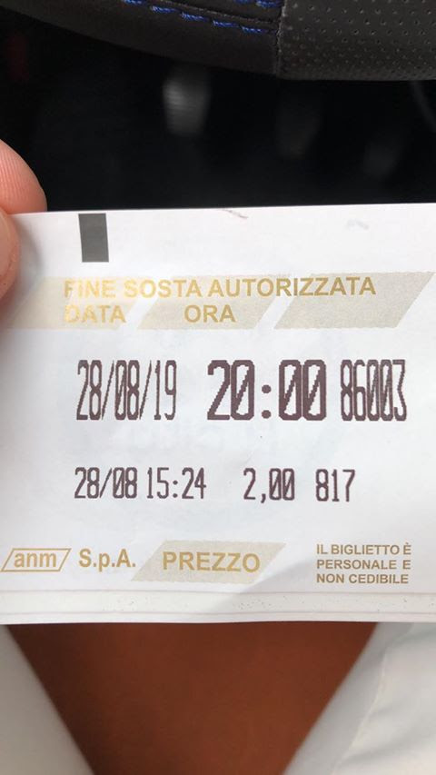 Parcheggiatori abusivi rivendono ticket, la denuncia di un automobilista: “Li prendono dagli automobilisti che vanno via a li espongono sulle auto nonostante le cifre della targa siano diverse”