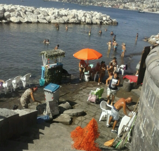 Napoli, invasa dai turisti ma anche di abusivi che affittano sedie, ombrelloni e barche ai bagnanti