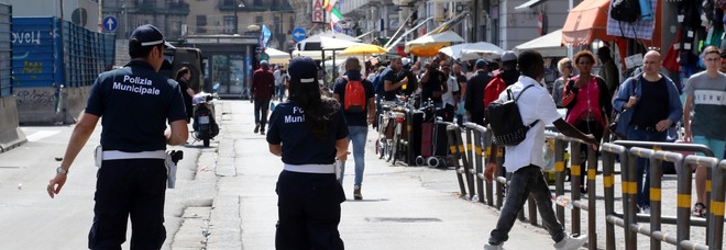 Napoli, controlli a tappeto dei vigili nel Vasto: multati numerosi negozi