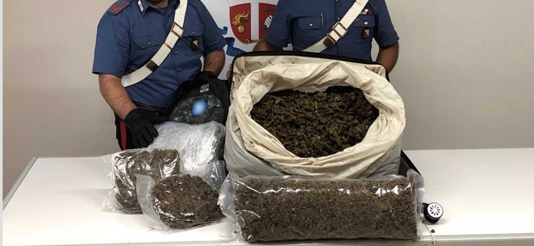 Napoli, aveva quasi 15 chili di marijuana nei bagagli: 30enne arrestato in Piazza Garibaldi