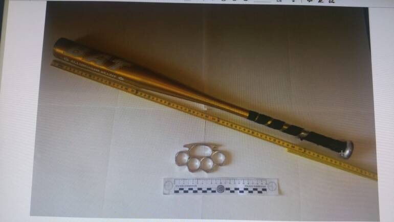 Salerno, aveva un tirapugni e una mazza da baseball: denunciato dalla polizia