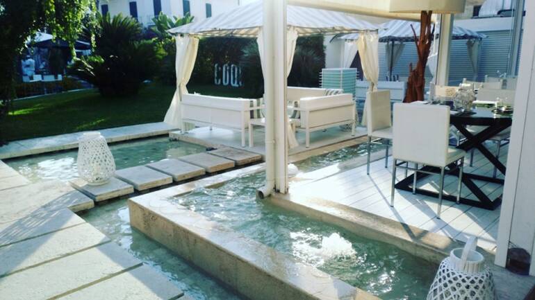 Al ristorante Coquille di Ischia si cena nella Jacuzzi con vassoi galleggianti