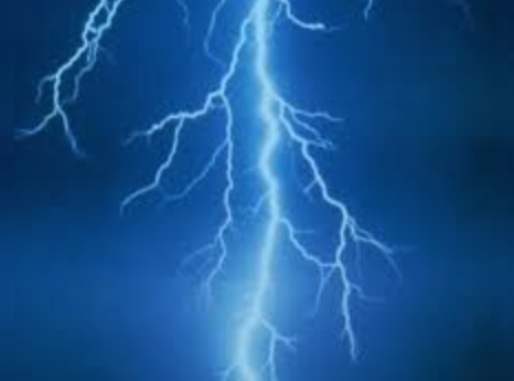 Fulmine tronca cavo elettrico: chiude tratto dell’A2