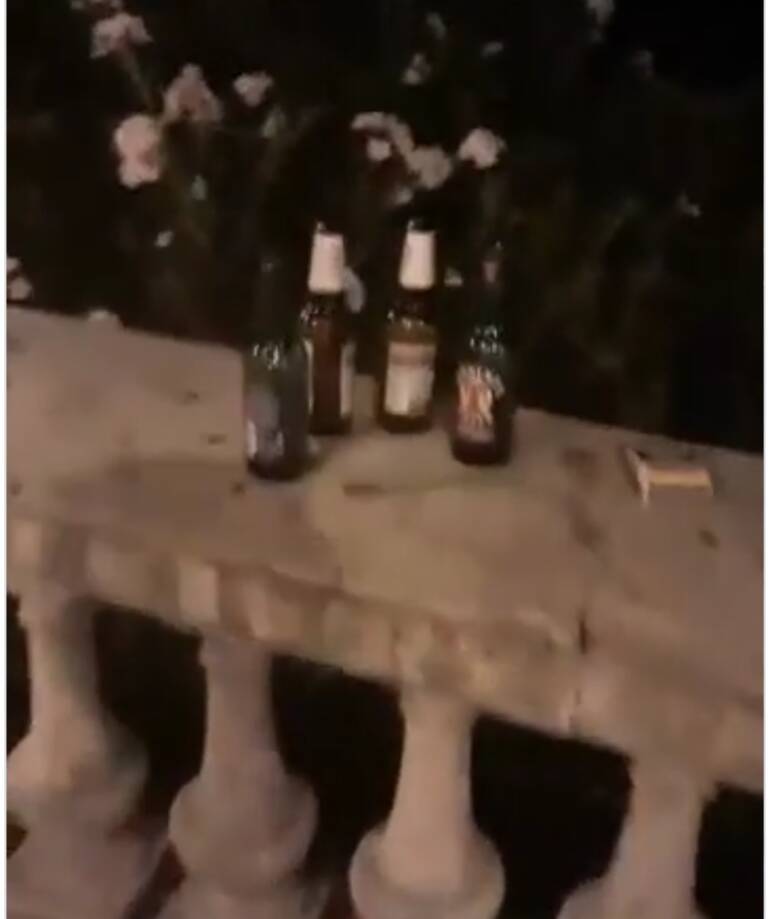 Belvedere di via Aniello Falcone regno dell’inciviltà, rifiuti e resti di festeggiamenti ovunque nonostante la presenza dei bidoni