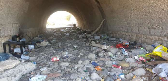 Foce dell’Irno, volontari scoprono il giaciglio dei diseredati tra rifiuti e topi