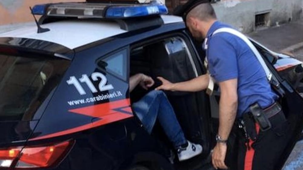 A 16 anni tenta il colpo nella villetta con i residenti in casa, catturato dai carabinieri