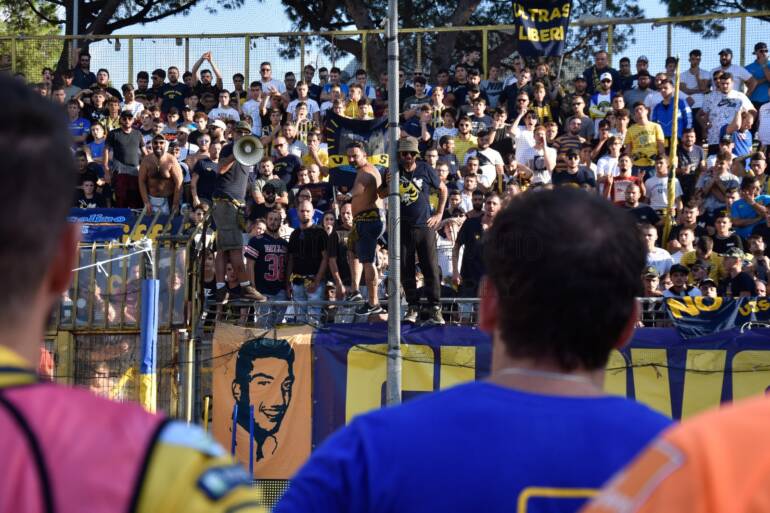 Caos Juve Stabia, i tifosi contestano allenatore e società