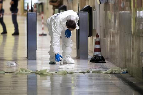 Migrante accoltella un vigilante di origine casertana e lo disarma, poi ha usato la sua pistola per suicidarsi: grave la guardia giurata