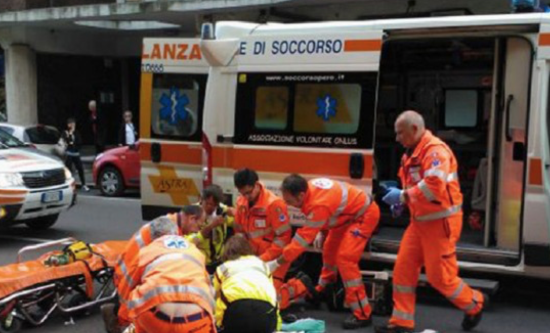 Paura in centro a Caserta, donna trovata in strada ricoperta di sangue: è giallo