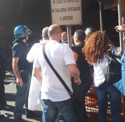 Napoli, 5 lavoratori dell’American Laundry denunciati per blocco stradale