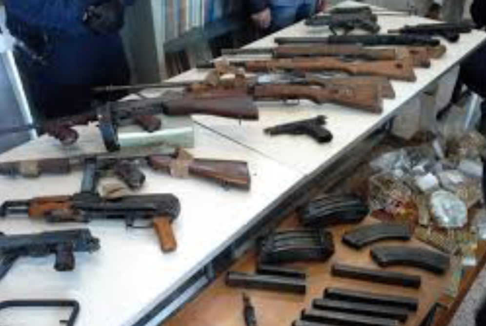 Aveva in casa 100 tra pistole e fucili: collezionista del Salernitano nei guai