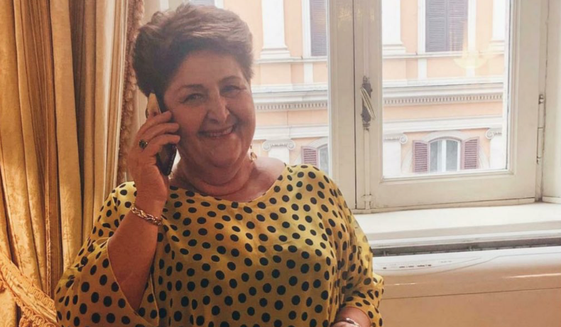 E il ministro Bellanova si fa un selfie ironico con una nuova ‘mise’, “#vestocomevoglio”