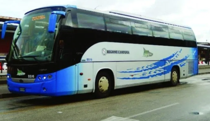 Regione Campania, M5S: ‘Abbonamenti gratis agli studenti per i bus, ma i bus non passano’