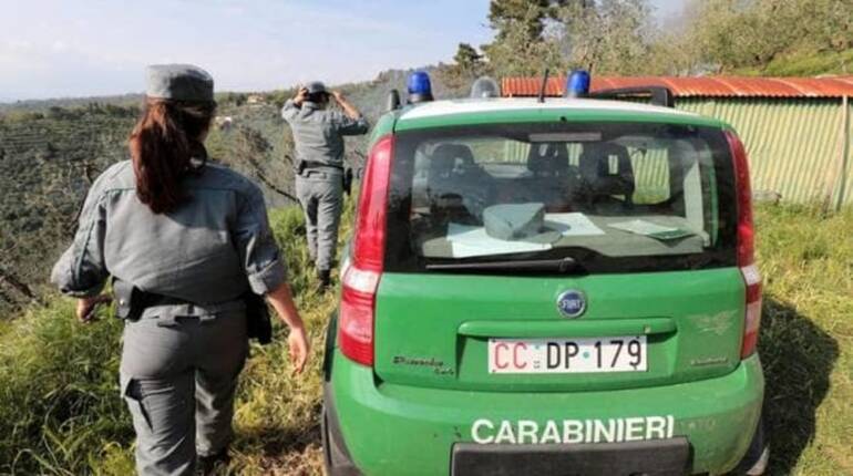 Controlli dei Forestali a Castello di Cisterna: sequestrato un autolavaggio abusivo