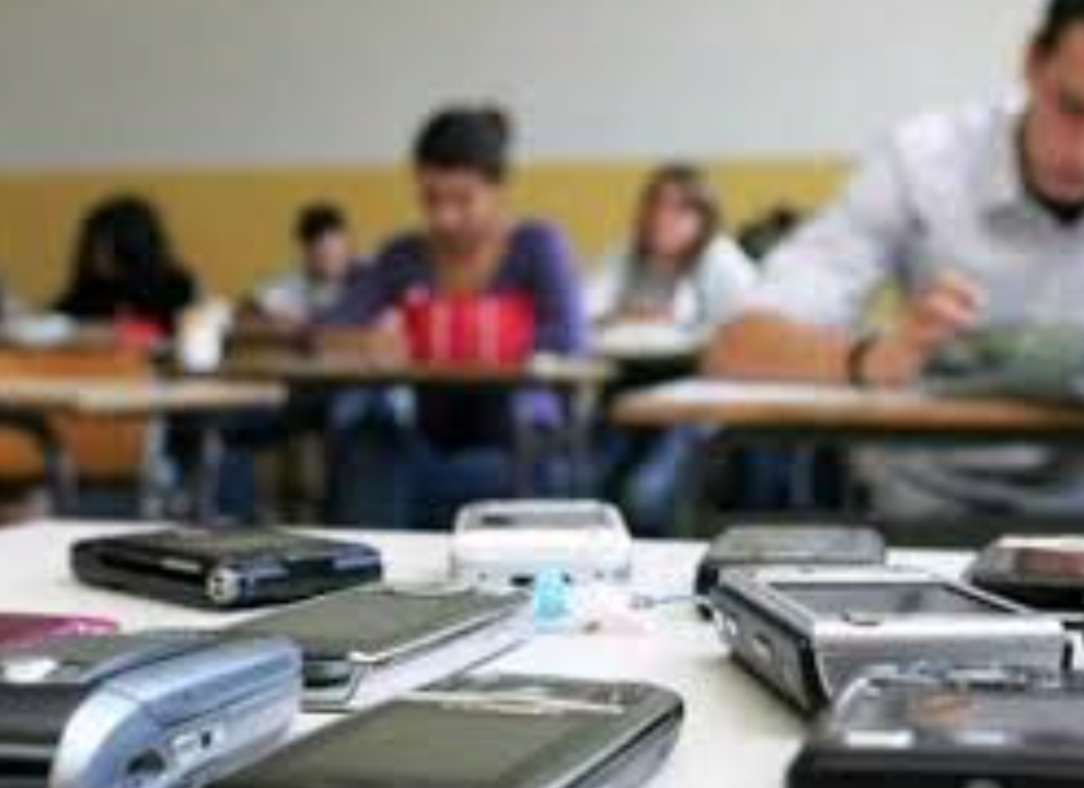 Salerno, 30 studenti sospesi per aver utilizzato il cellulare in classe